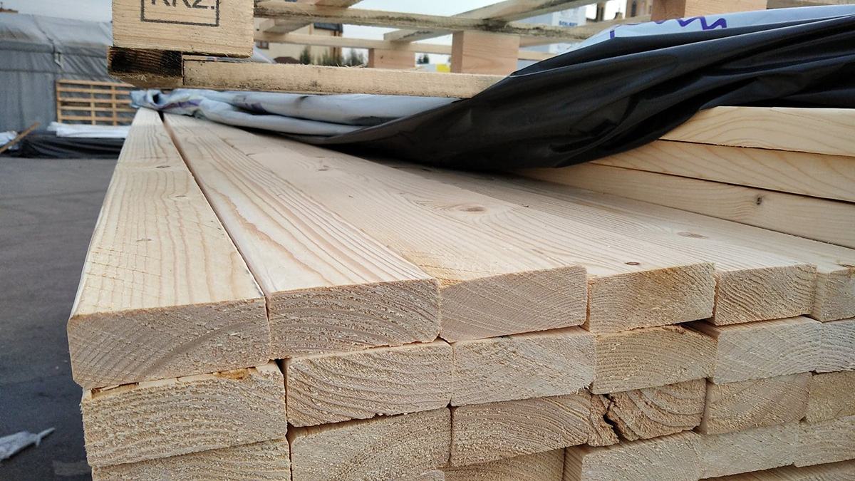 Drewno konstrukcyjne KVH - 5 Zalet, które zrobią różnicę w Twoim projekcie budowlanym